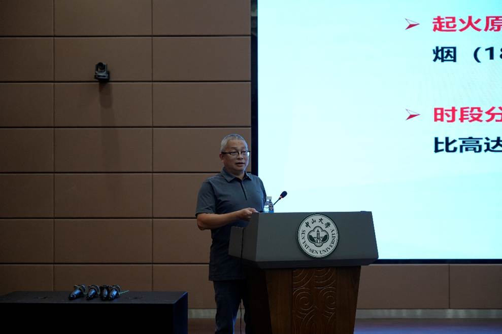 男人和女人站在电视前

AI 生成的内容可能不正确。